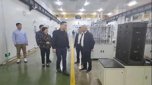 雅迪科技集团董事局主席董经贵、总裁钱静红一行莅临长鹰一定发参观交流